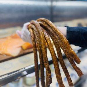 Kabanosy z łososia wędzone na gorąco