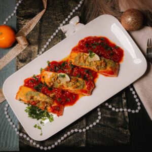 Łosoś pieczony w sosie pomidorowym z pesto