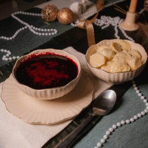 Barszcz czerwony z domowymi uszkami